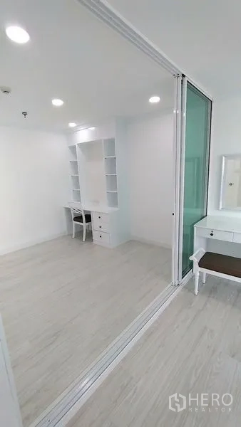 คอนโด ให้เช่าในWatthana, Bangkok - ห้องทำงาน/อเนกประสงค์ กั้นบานเลื่อนกระจก พร้อมโต๊ะทำงานและชั้นวาง