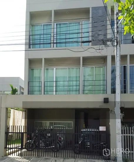 ทาวน์เฮาส์ ให้เช่าในSuan Luang, Bangkok - ทาวน์เฮ้าส์ 3 ชั้นสไตล์โมเดิร์นที่ Noble Cube สวนหลวง หน้าต่างบานเลื่อน กระจกเต็มบาน ระเบียงเรียบหรู พร้อมลานจอดรถในรั้วส่วนตัว