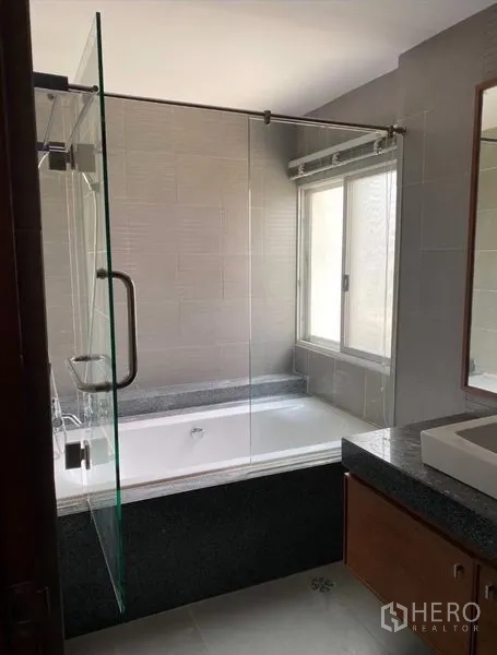 คอนโด ให้เช่าในWatthana, Bangkok - ห้องน้ำพร้อมอ่างอาบน้ำกั้นกระจก เคาน์เตอร์ล้างหน้า และหน้าต่างบานใหญ่