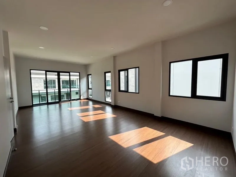 Detached House for rent - Extra-large master bedroom with multiple windows and balcony doors.