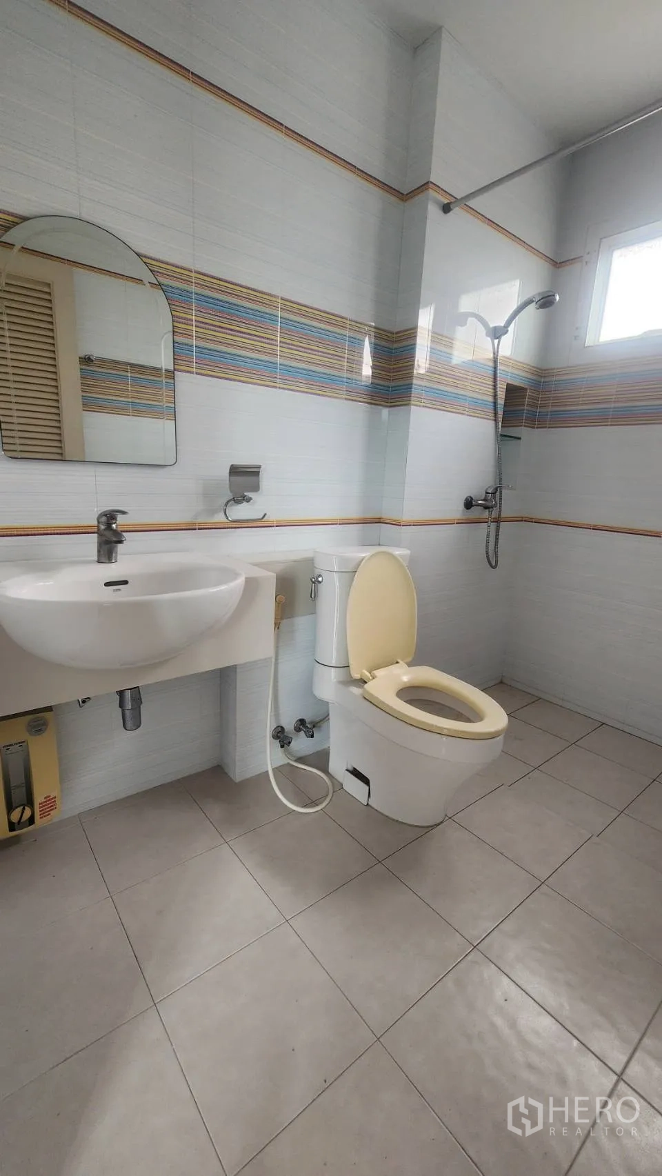 บ้านเดี่ยว for rent in Watthana, Bangkok - ห้องน้ำพร้อมฝักบัว โถสุขภัณฑ์ และอ่างล้างหน้าแขวนผนัง
