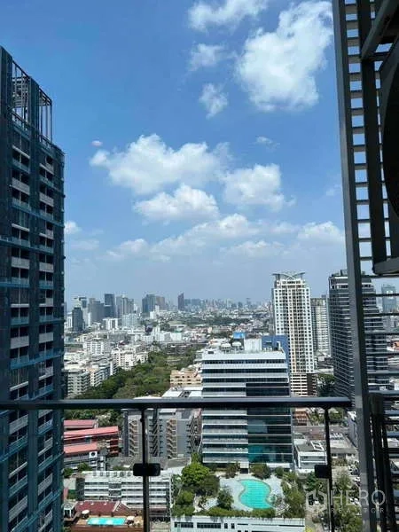 คอนโด ให้เช่าในRatchathewi, Bangkok - ระเบียงชั้นสูงมองเห็นตึกสูงของกรุงเทพฯ และท้องฟ้าสีฟ้า