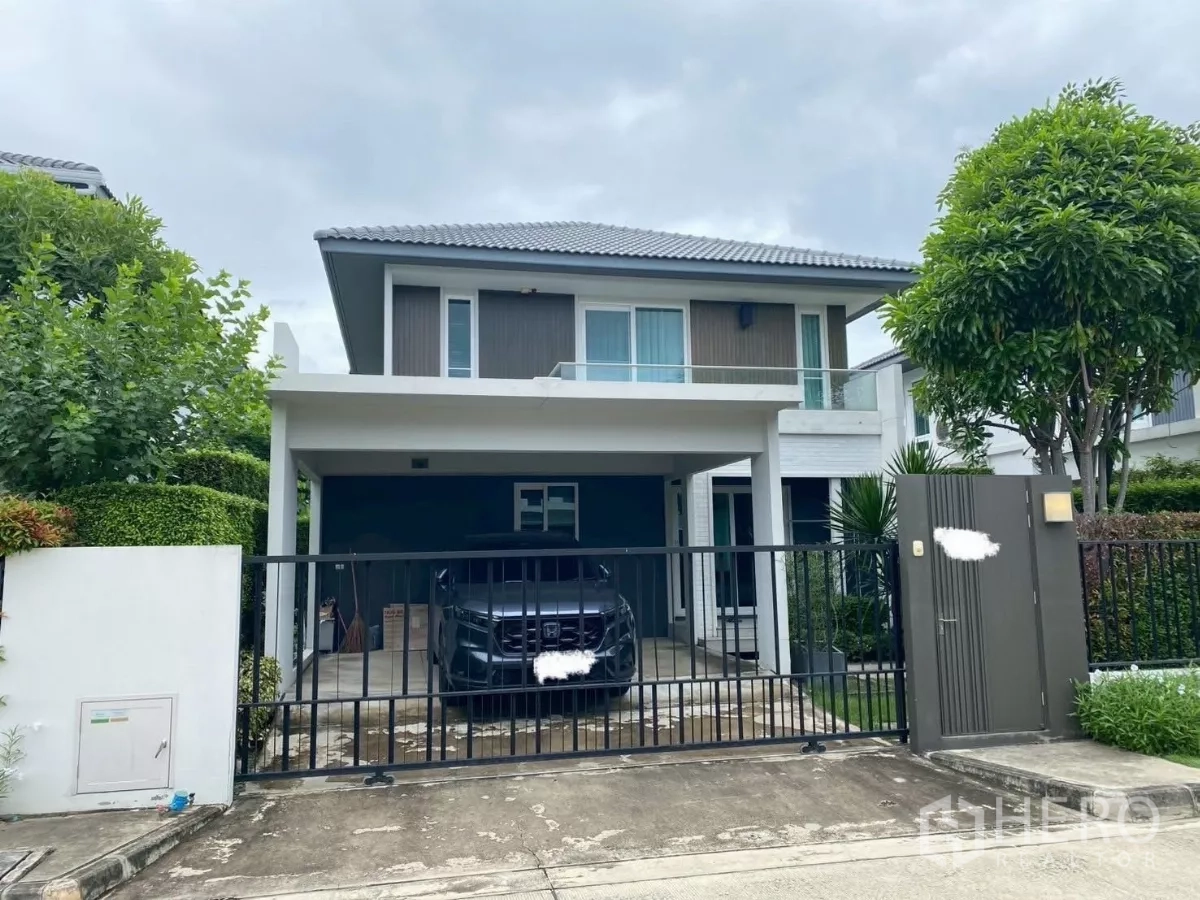 บ้าน ให้เช่าในPrawet, Bangkok - บ้านเดี่ยวสองชั้นสไตล์โมเดิร์น พร้อมรั้วและที่จอดรถในร่ม หน้าโครงการจัดสวนสวยงาม