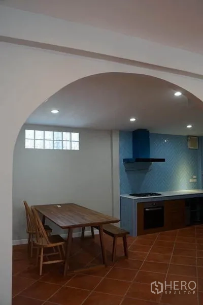 Detached House for rent in Wang Thonglang, Bangkok - Dining corner under an arched opening beside the kitchen with recessed lighting.