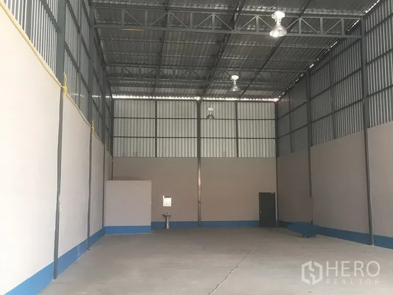 คลังสินค้า ให้เช่าในPrawet, Bangkok - ภายในโกดังโปร่ง เพดานทรัสเหล็กสูง โคมไฟไฮเบย์ และพื้นคอนกรีตเรียบ