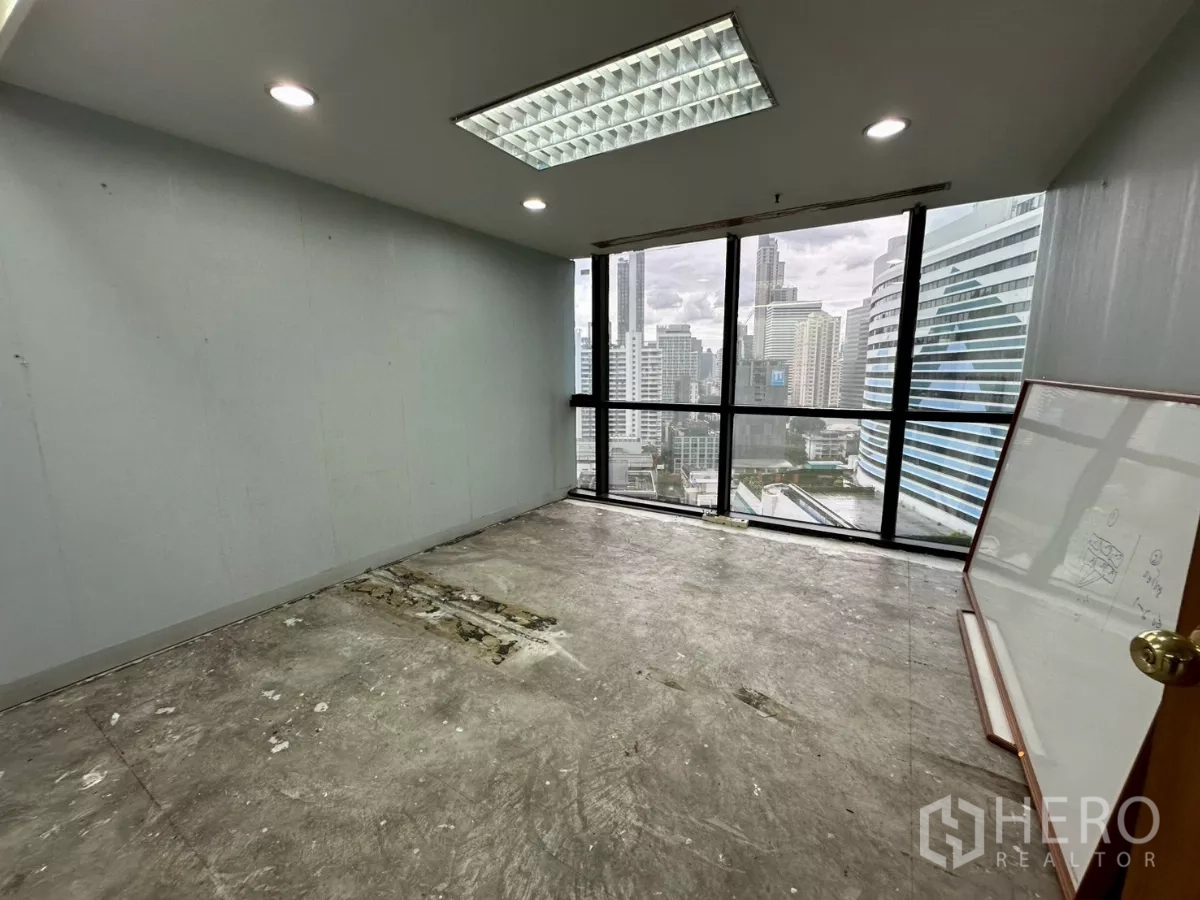 สำนักงาน ให้เช่าในKhlong Toei, Bangkok - ห้องทำงานส่วนตัว หน้าต่างเต็มความสูง เห็นวิวเมือง มีไวท์บอร์ดพิงผนัง