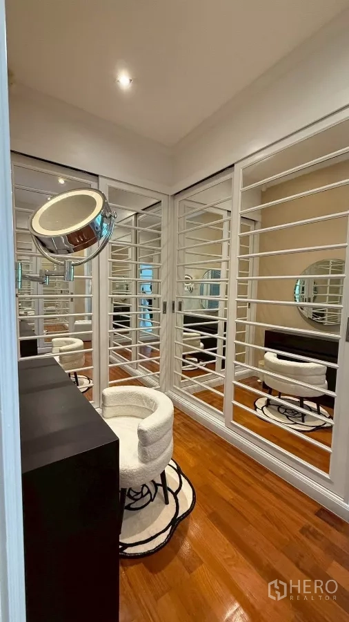 Detached House for rent or sale in Bang Phli, Samut Prakan - Walk‑in closet with mirrors and vanity seating