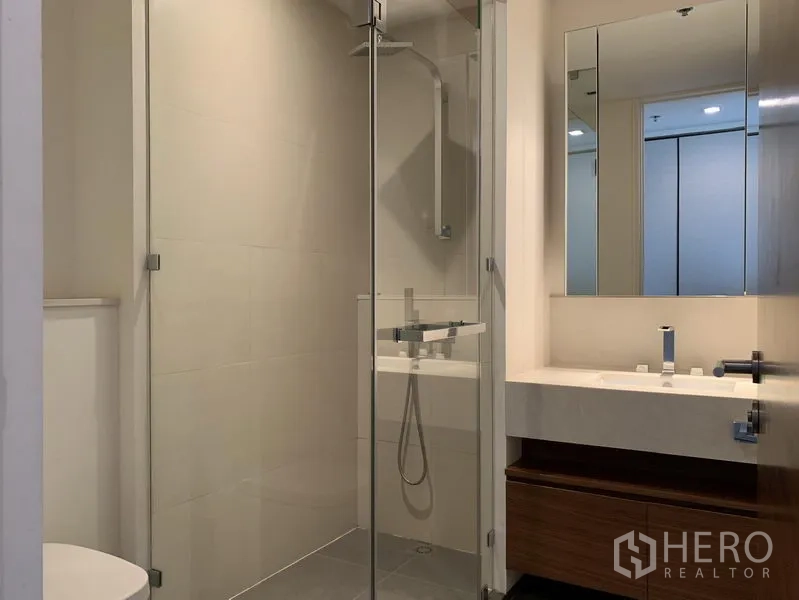 คอนโด ให้เช่าในKhlong San, Bangkok - ห้องน้ำทันสมัยพร้อมตู้ฝักบัวกระจก เรนชาวเวอร์ และอ่างล้างหน้ามีกระจกบานใหญ่