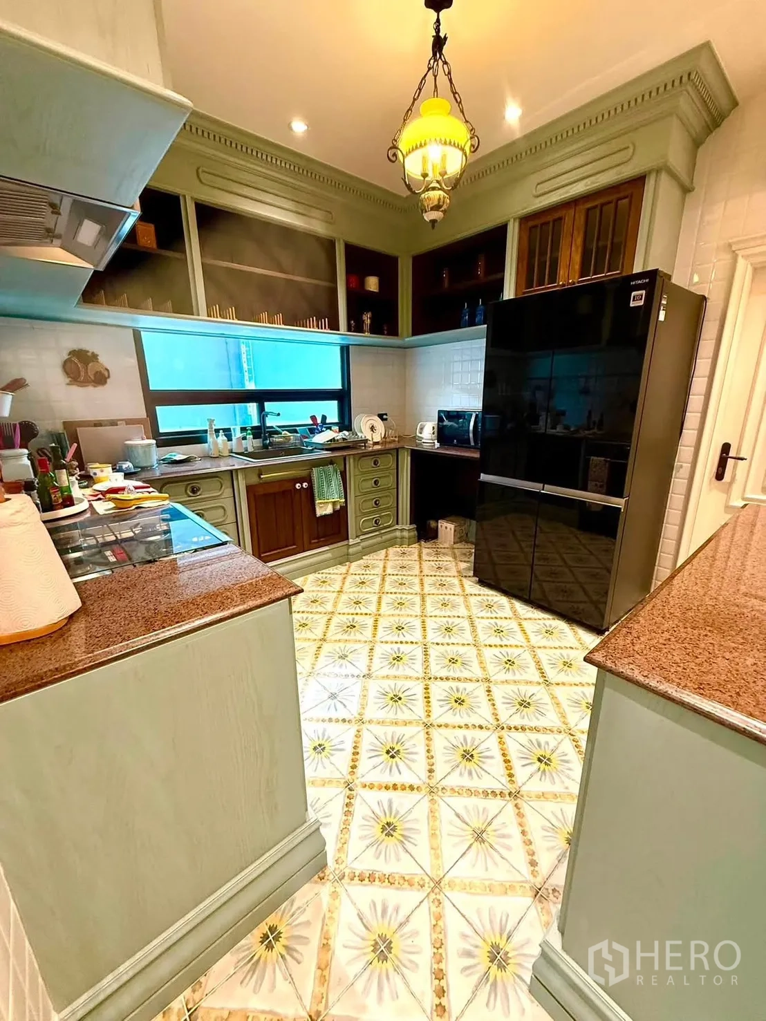 บ้านเดี่ยว for rent in Bang Kapi, Bangkok - ครัวรูปตัว U มีหน้าต่าง เตา และพื้นกระเบื้องลวดลาย.