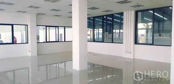 工厂 出租在Mueang Rayong, Rayong - 明亮办公区，瓷砖地面、吊顶，大窗可俯瞰生产大厅。