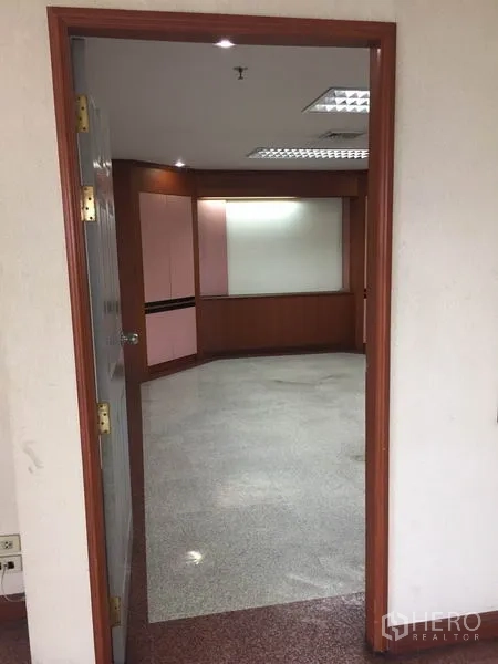 สำนักงาน ให้เช่าในWatthana, Bangkok - ห้องประชุมส่วนตัว ผนังตกแต่งลายไม้ ไฟดาวน์ไลท์ และพื้นขัดมัน