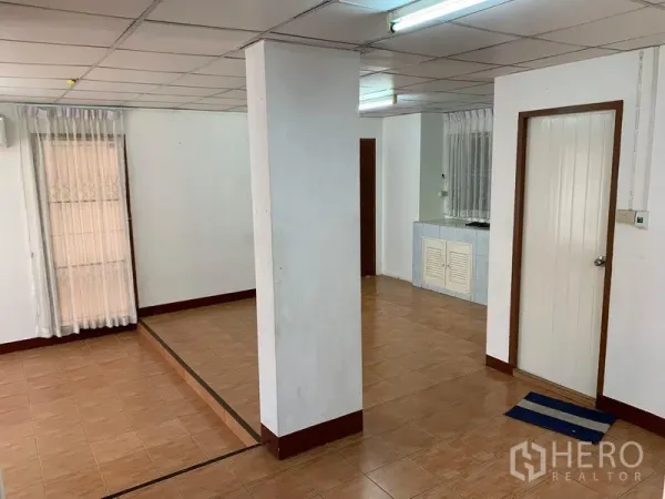 办公空间 出租在Chatuchak, Bangkok - 带立柱的工作区，台阶式分区与小型茶水间。