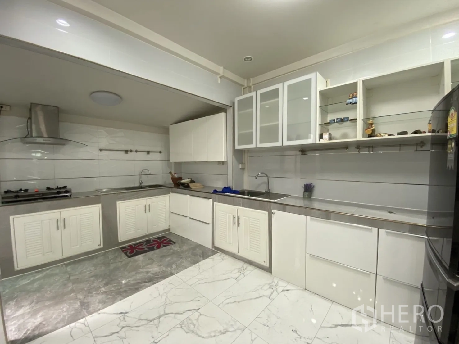 联排别墅 出租或出售 - 白色整体厨房，燃气灶、抽油烟机与充足柜体。