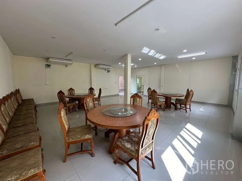 Home Office for rent in Chatuchak, Bangkok - Multi-purpose dining hall with round tables and cushioned chairs.