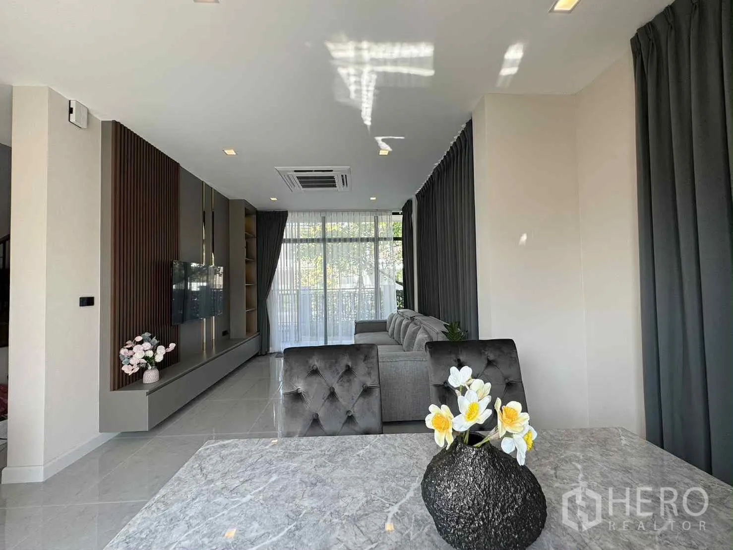 Detached House for rent in Bang Phli, Samut Prakan - Dining area facing the living room with full-height curtains and ceiling cassette AC.
