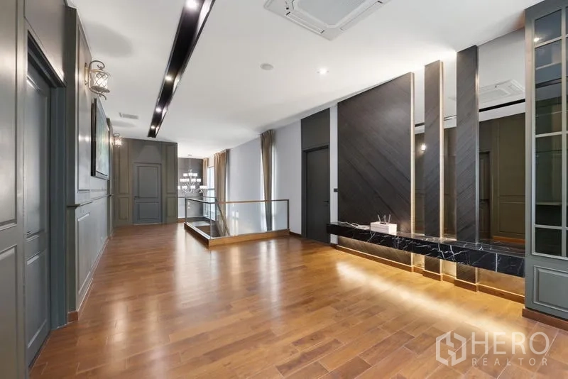 บ้าน ขาย - โถงชั้นบนพื้นไม้ ผนังดีไซน์ และราวกันตกกระจก