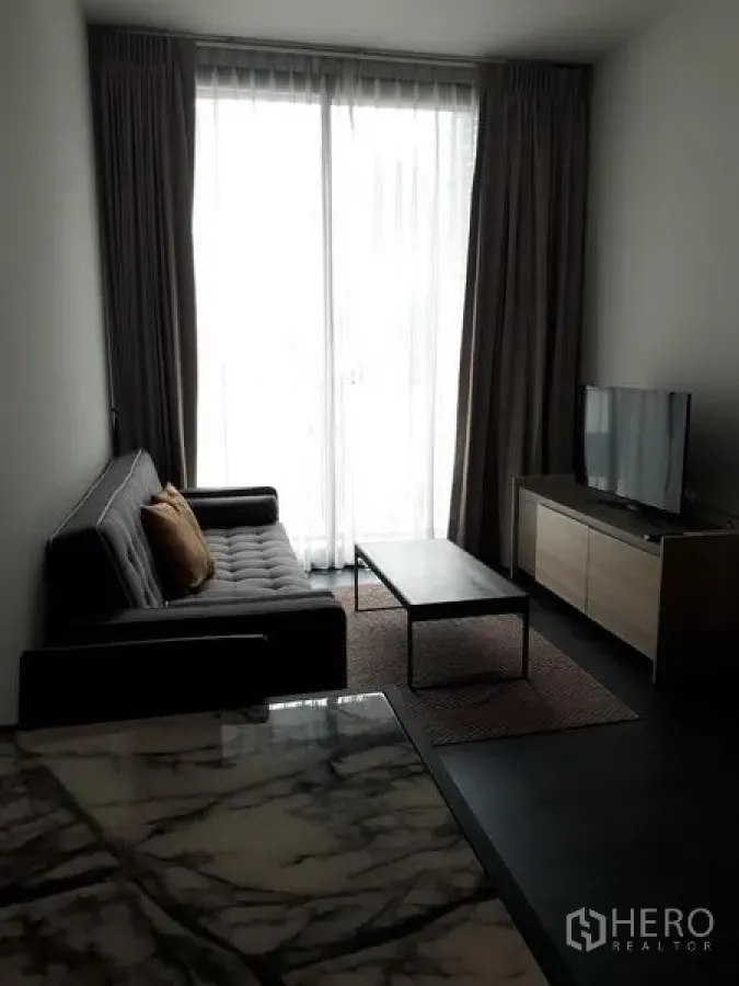 คอนโด ให้เช่าหรือขายในWatthana, Bangkok - ห้องนั่งเล่นสว่างพร้อมโซฟา โต๊ะกลาง ตู้วางทีวี และประตูกระจกเต็มบานพร้อมผ้าม่าน ในคอนโดใกล้อโศก