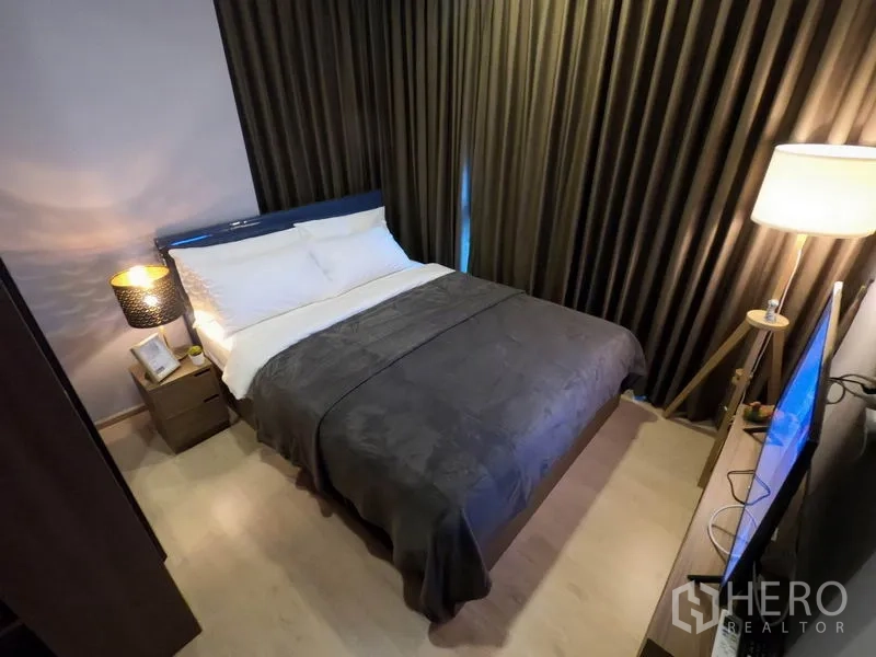 คอนโด ให้เช่าหรือขายในWatthana, Bangkok - ห้องนอนที่สองอบอุ่น เตียงดับเบิล ผ้าม่านทึบ โคมไฟยืน และทีวี