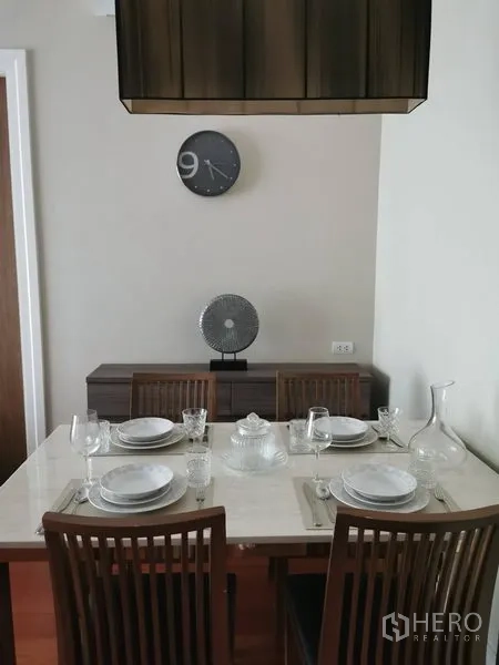 公寓 出租在Khlong Toei, Bangkok - 四人餐区，木椅、吊灯与边柜，曼谷空堤区公寓