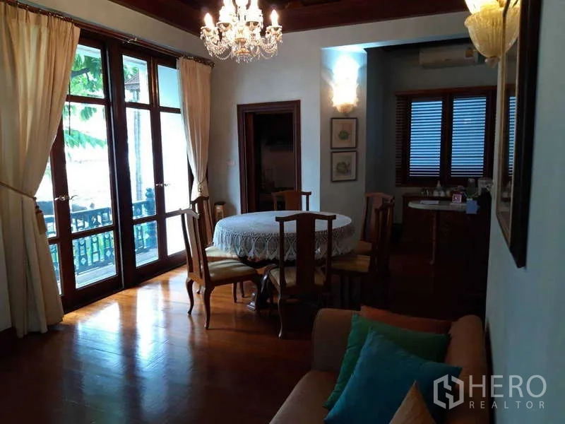 ทาวน์เฮาส์ ให้เช่าในKhlong Toei, Bangkok - ห้องทานอาหาร โคมระย้า ประตูบานเฟรนช์สู่ระเบียง พื้นไม้