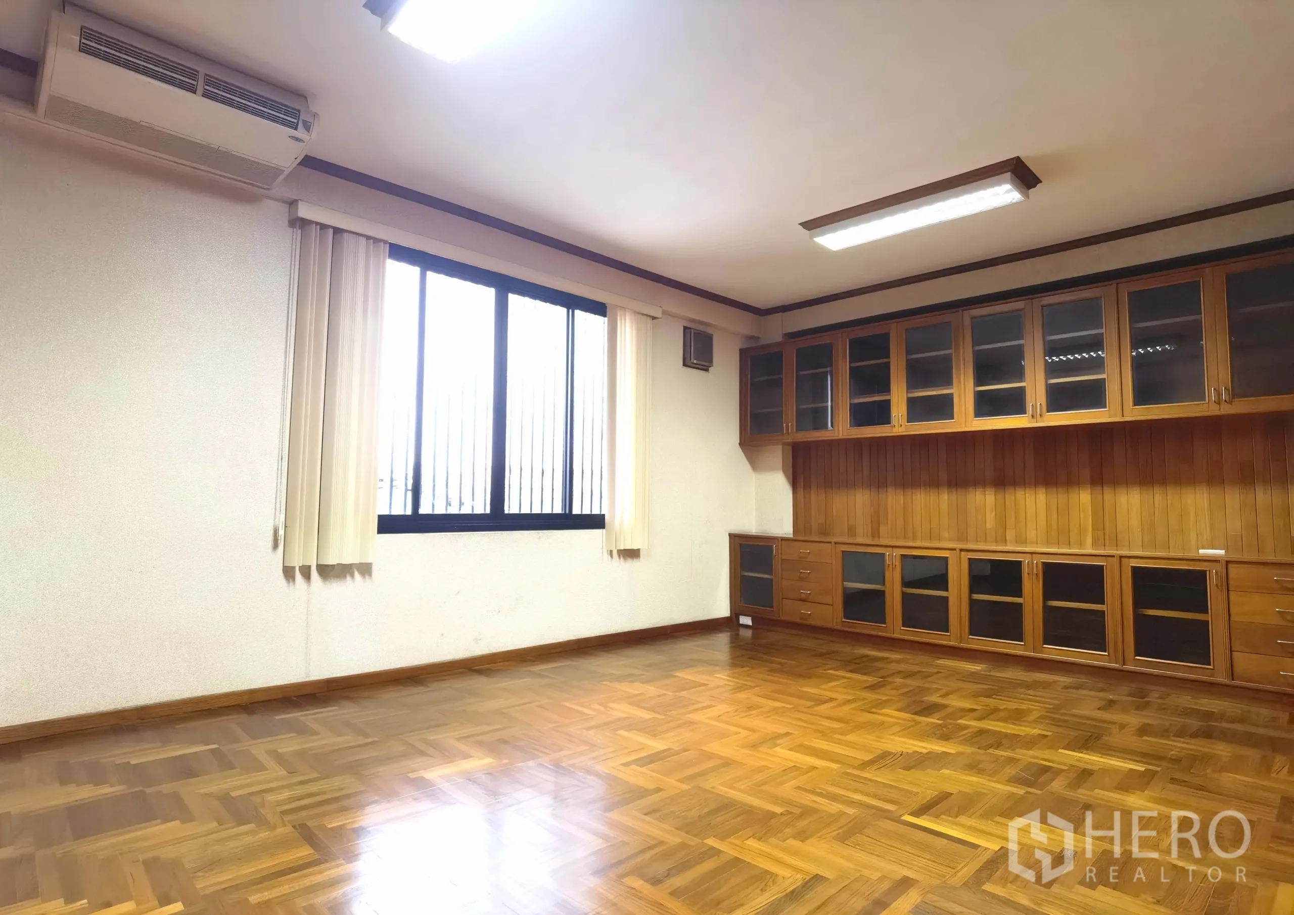 คลังสินค้า ให้เช่าในSamut Prakan - ออฟฟิศส่วนตัวพร้อมตู้บิลท์อินไม้ ม่านบังแสง และแอร์