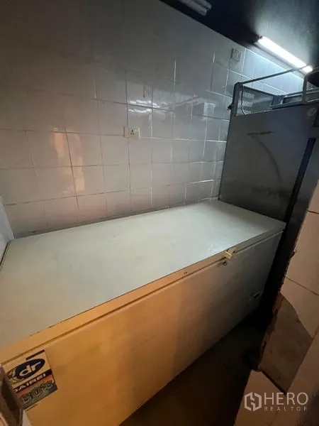 พื้นที่ขายปลีก ให้เช่า - พื้นที่เก็บของเชิงพาณิชย์พร้อมตู้แช่แข็งแนวนอนติดผนังกระเบื้อง.