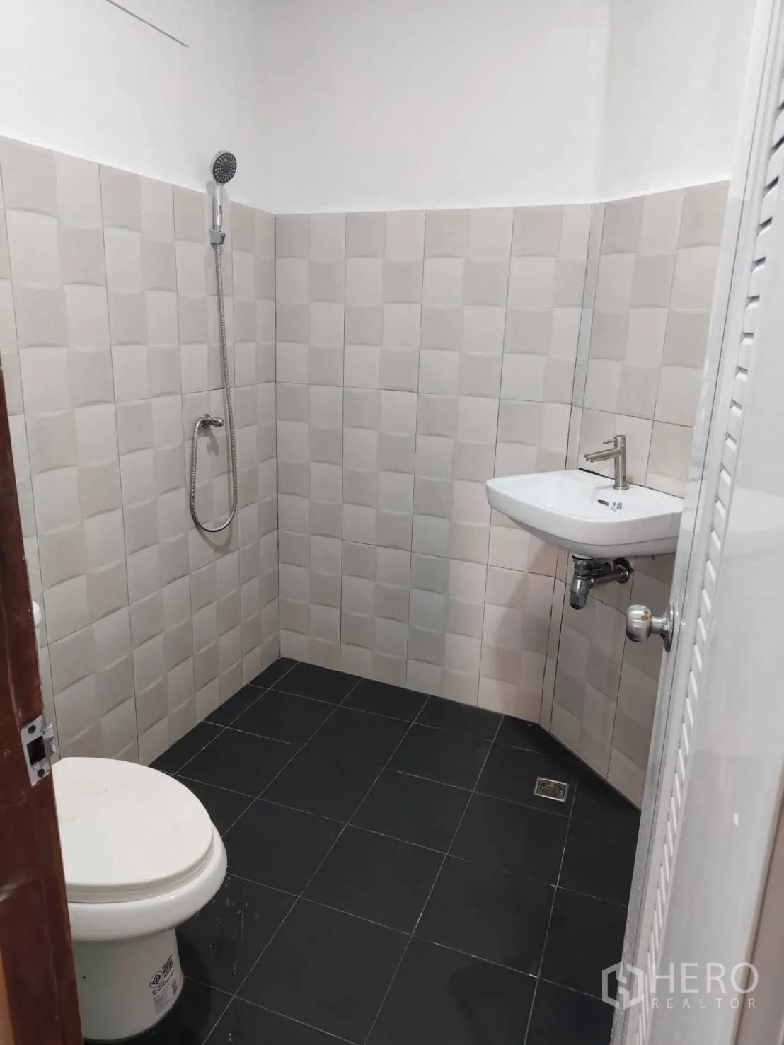 ทาวน์เฮาส์ ขายในPhra Khanong, Bangkok - ห้องน้ำปรับปรุงใหม่พร้อมฝักบัวชำระ โถสุขภัณฑ์ และอ่างล้างหน้าแบบแขวน