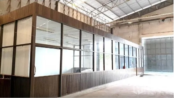 工厂 出租 - 仓内玻璃隔断办公室