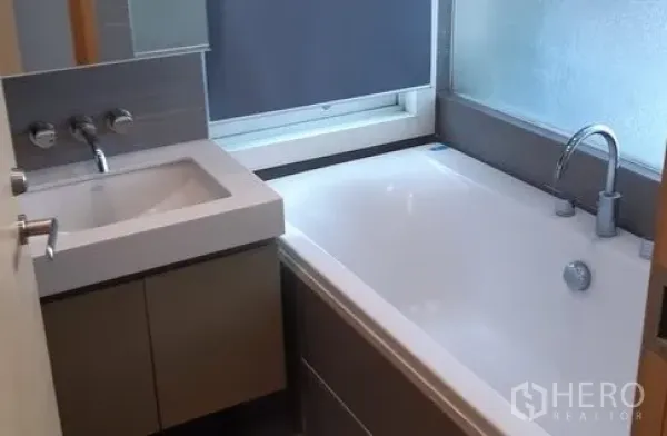 คอนโด ให้เช่าในKhlong Toei, Bangkok - ห้องน้ำมีอ่างอาบน้ำ เคาน์เตอร์อ่างล้างหน้า และหน้าต่างฝ้ารับแสงธรรมชาติ