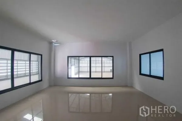 Warehouse for sale in Mueang Nonthaburi, Nonthaburi - Bright office room with large windows and a glossy tiled floor.