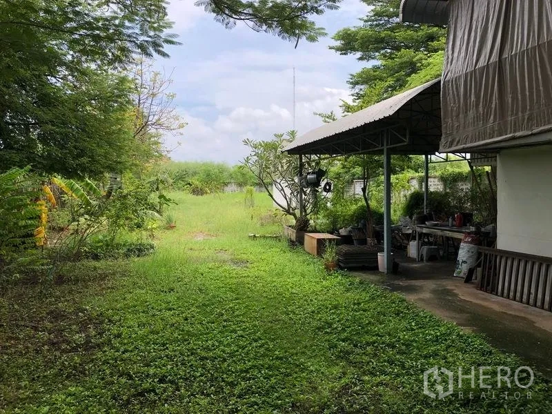 Warehouse for rent in Bang Bua Thong, Nonthaburi - Expansive lawn and garden area alongside the warehouse with a sheltered veranda.