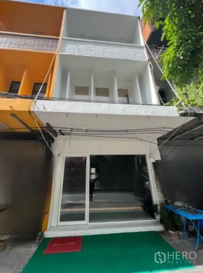อาคารพาณิชย์ ให้เช่าหรือขายในKhlong Toei, Bangkok - ด้านหน้าอาคารพาณิชย์ 3 ชั้น พร้อมกระจกหน้าร้าน ใกล้ BTS เอกมัย