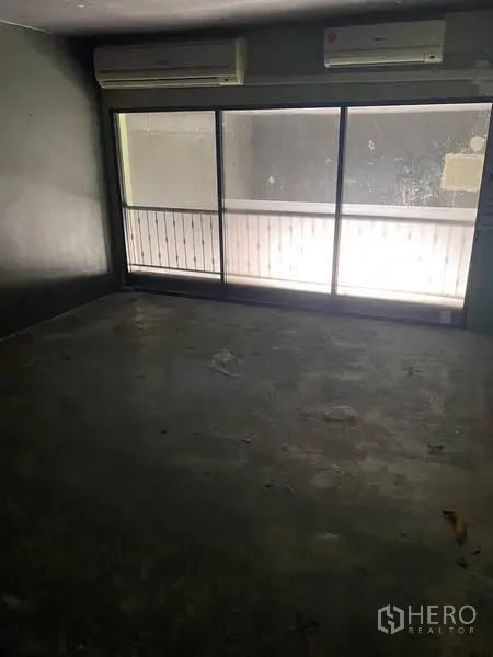 อาคารพาณิชย์ ให้เช่าในKhlong Toei, Bangkok - ห้องชั้นบนพร้อมหน้าต่างบานใหญ่และเครื่องปรับอากาศติดผนัง 2 เครื่อง