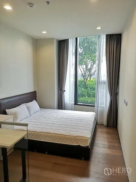 คอนโด ให้เช่าในRatchathewi, Bangkok - ห้องนอนสว่าง เตียงคู่ หน้าต่างเต็มบาน มองเห็นวิวสวนเขียวที่ Ideo Q Victory