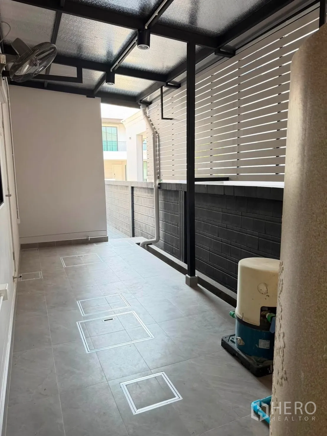 Detached House for rent or sale in Prawet, Bangkok - Covered utility area with slatted privacy screen and tiled floor.