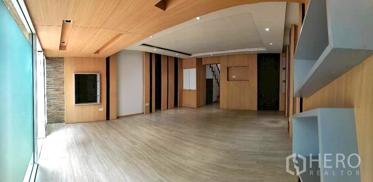 Home Office for rent in Watthana, Bangkok - Wide wood-finished office floor with built-in shelves and frosted glass frontage.