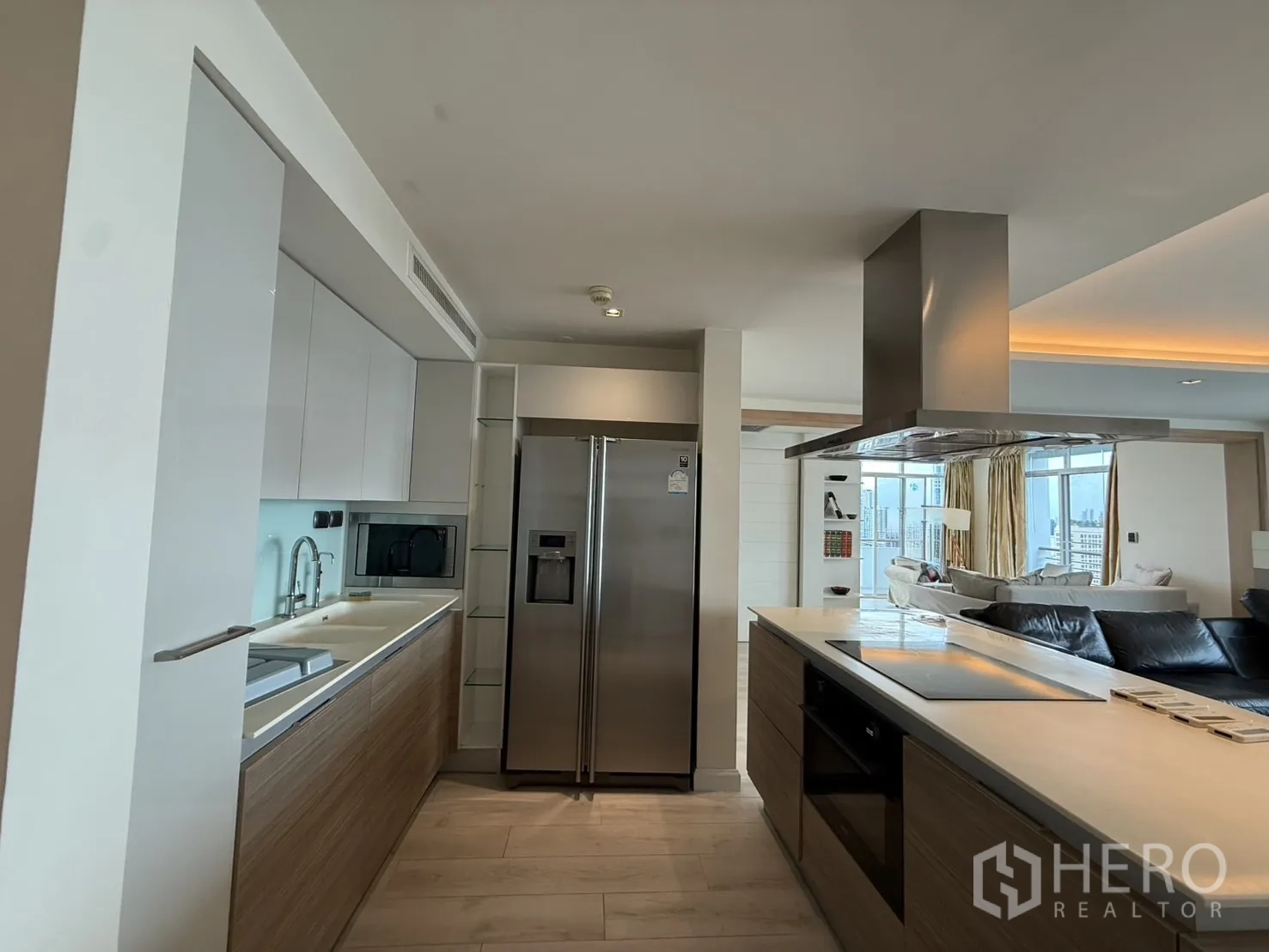 คอนโด ให้เช่าในPhaya Thai, Bangkok - ครัวยุคใหม่มีไอส์แลนด์ ตู้เย็นสองประตูและเตาอบบิวท์อิน เชื่อมต่อพื้นที่นั่งเล่น