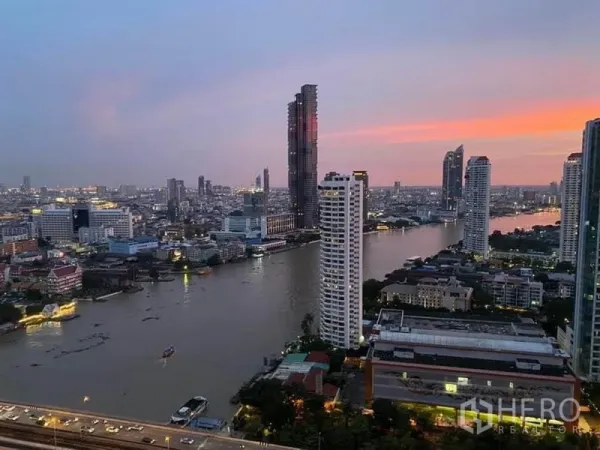 คอนโด ให้เช่าในKhlong San, Bangkok - วิวแม่น้ำเจ้าพระยาและเส้นขอบฟ้าเมืองยามเย็นจากชั้นสูง