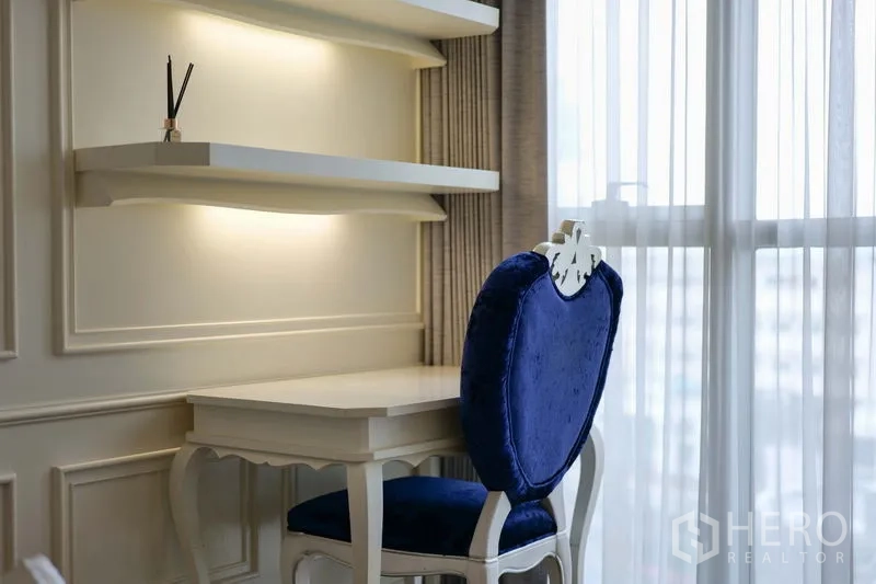 คอนโด ให้เช่าในKhlong Toei, Bangkok - มุมทำงานสว่างไสว ชั้นลอยไฟซ่อน โต๊ะสีขาว และเก้าอี้กำมะหยี่สีน้ำเงินริมหน้าต่าง