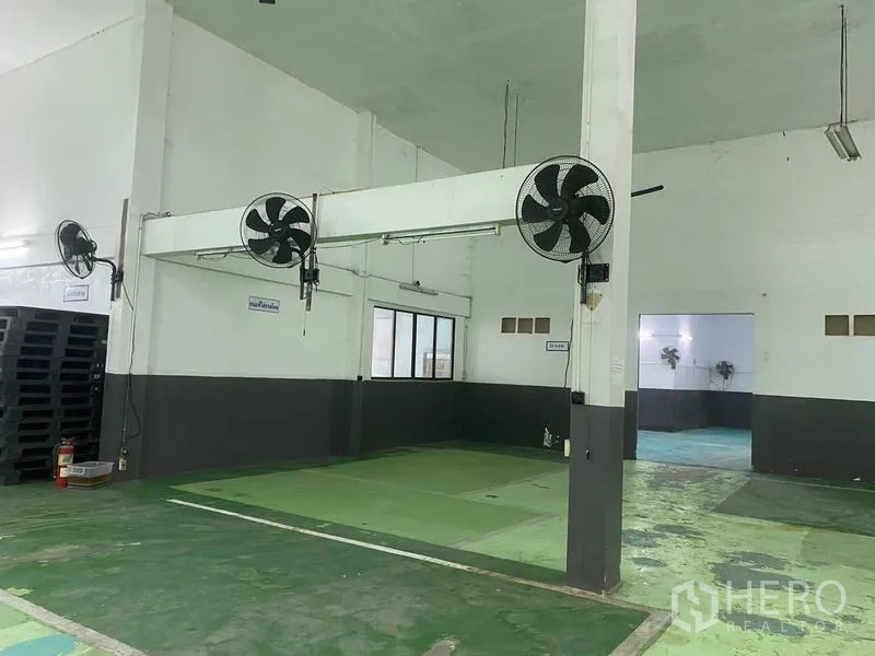 คลังสินค้า ให้เช่าในLam Luk Ka, Pathum Thani - โซนภายในติดพัดลมอุตสาหกรรมและเสาโครงสร้าง