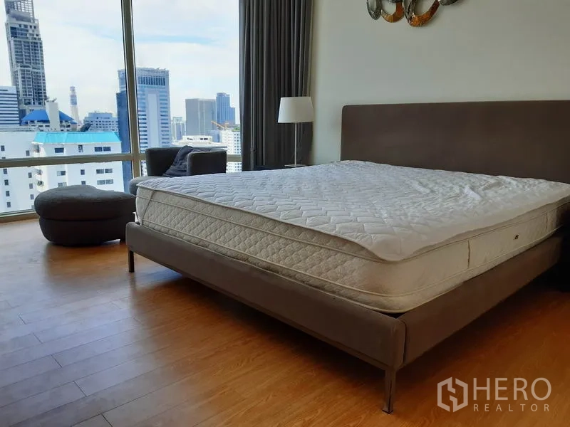 คอนโด ให้เช่าในWatthana, Bangkok - ห้องนอนเตียงคิงไซซ์ พร้อมหน้าต่างสูงชมวิวสกายไลน์