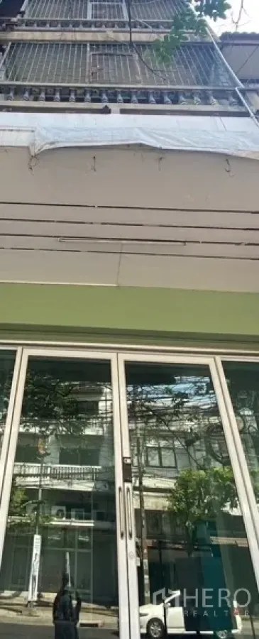 店屋 出租或出售在Suan Luang, Bangkok - 临街店屋外立面，宽幅玻璃推拉门，一层上方设有阳台。