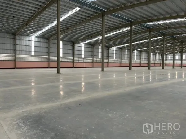 คลังสินค้า ให้เช่าในNikhom Phatthana, Rayong - ภายในโกดังโปร่ง เพดานโครงเหล็กสูง มีช่องแสงและพื้นคอนกรีตขัดมัน