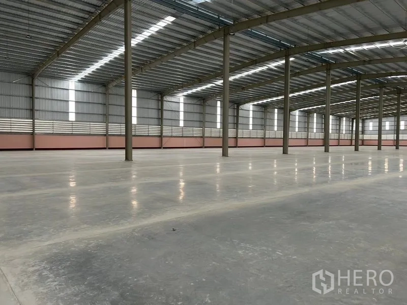 คลังสินค้า ให้เช่าในNikhom Phatthana, Rayong - ภายในโกดังโปร่ง เพดานโครงเหล็กสูง มีช่องแสงและพื้นคอนกรีตขัดมัน