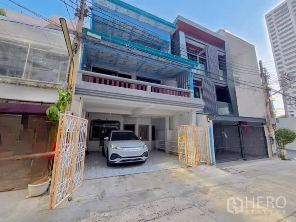 สำนักงานที่บ้าน ให้เช่าในSathon, Bangkok - ประตูบานเลื่อนเปิดสู่ที่จอดรถในร่ม พร้อมทาวน์โฮมสไตล์โมเดิร์นข้างเคียง