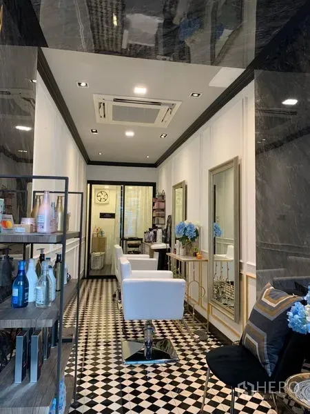 พื้นที่ขายปลีก ให้เช่าในWatthana, Bangkok - ภายในร้านค้ามีชั้นวางสินค้า กระจกเงา เก้าอี้ทำผม ไฟดาวน์ไลต์ และพื้นกระเบื้องลายตาราง