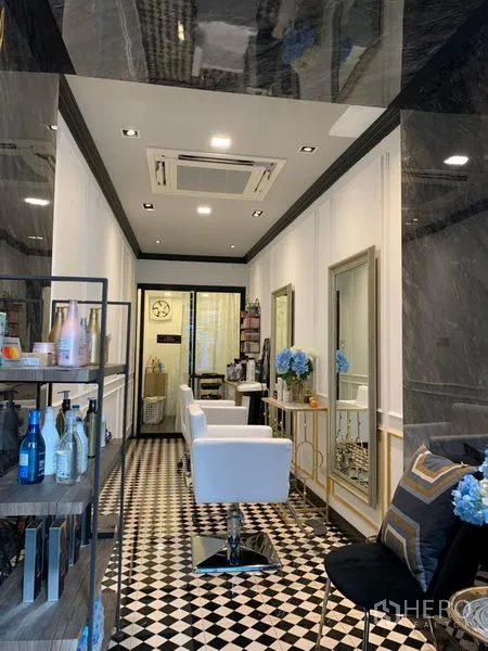 พื้นที่ขายปลีก ให้เช่าในWatthana, Bangkok - ภายในร้านค้ามีชั้นวางสินค้า กระจกเงา เก้าอี้ทำผม ไฟดาวน์ไลต์ และพื้นกระเบื้องลายตาราง