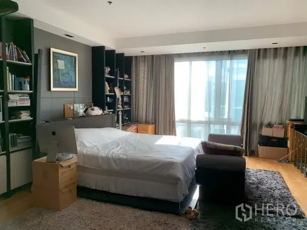 คอนโด ขายในKhlong Toei, Bangkok - ห้องนอนกว้างพร้อมหน้าต่างบานใหญ่ ชั้นวางของบิลท์อิน และพรมขนนุ่ม