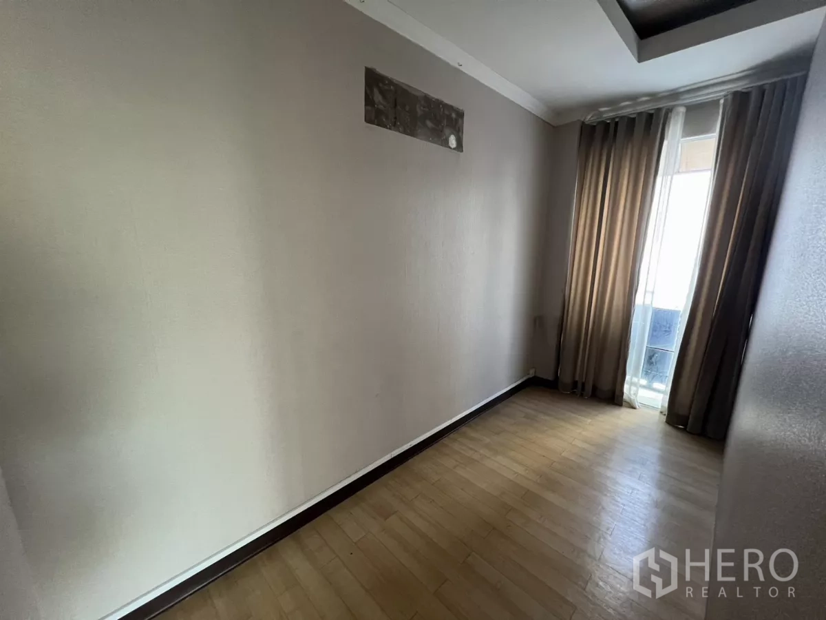 พื้นที่ขายปลีก ให้เช่า - ห้องแคบมีผ้าม่านและประตูระเบียง พื้นไม้สีอ่อน