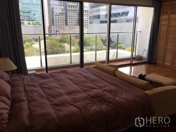 คอนโด ให้เช่าในPathum Wan, Bangkok - ห้องนอนเตียงคิง กระจกเต็มบาน มองเห็นวิวเมืองและต้นไม้